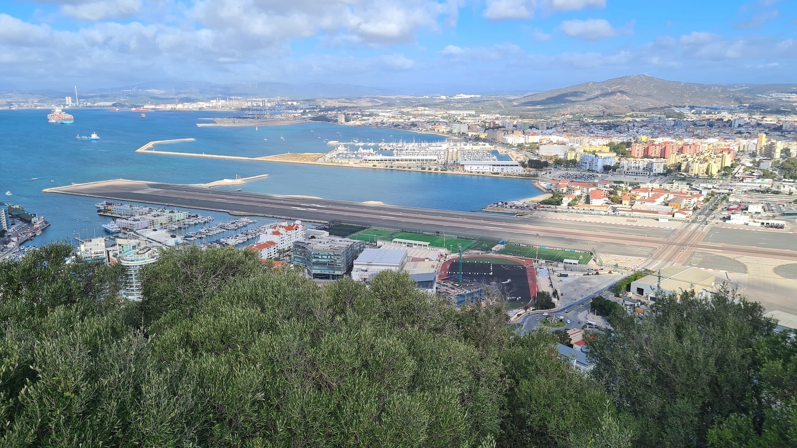 Blick auf Landebahn und Bucht
